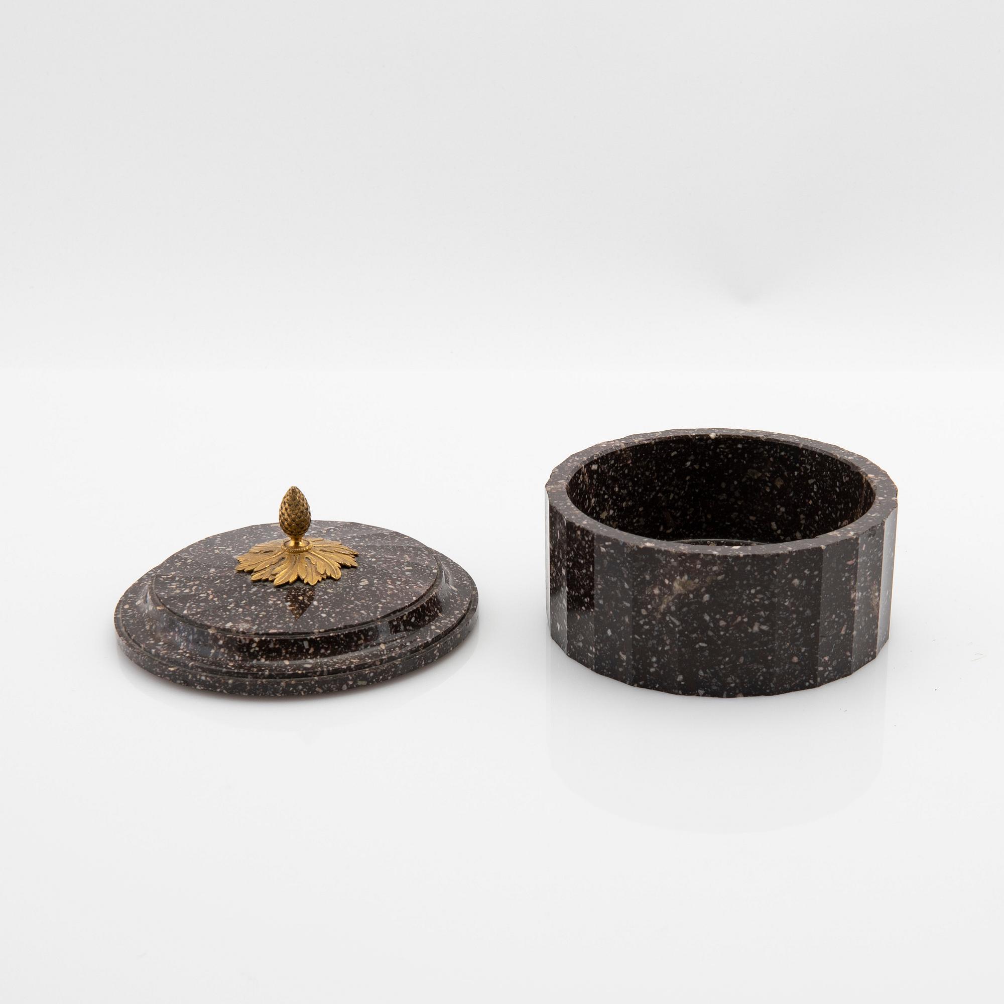 Butter box with lid, Älvdalen, early 19th century, Empire style.