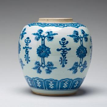 A large blue and white jar, Qing dynasty, Kangxi (1662-1722).