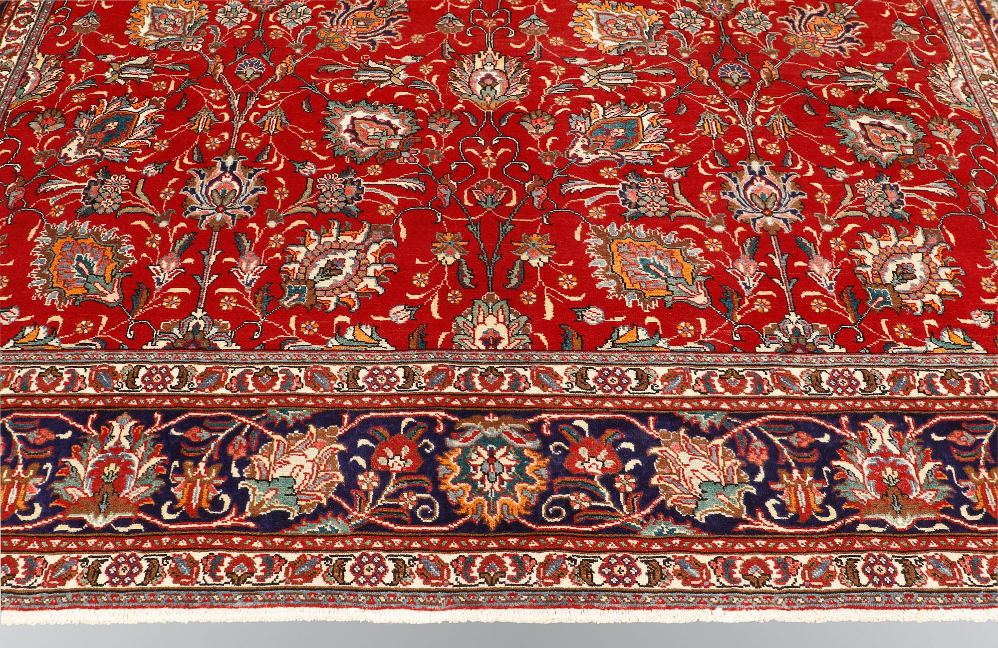 A carpet, Tabriz, ca 472 x 302 cm.