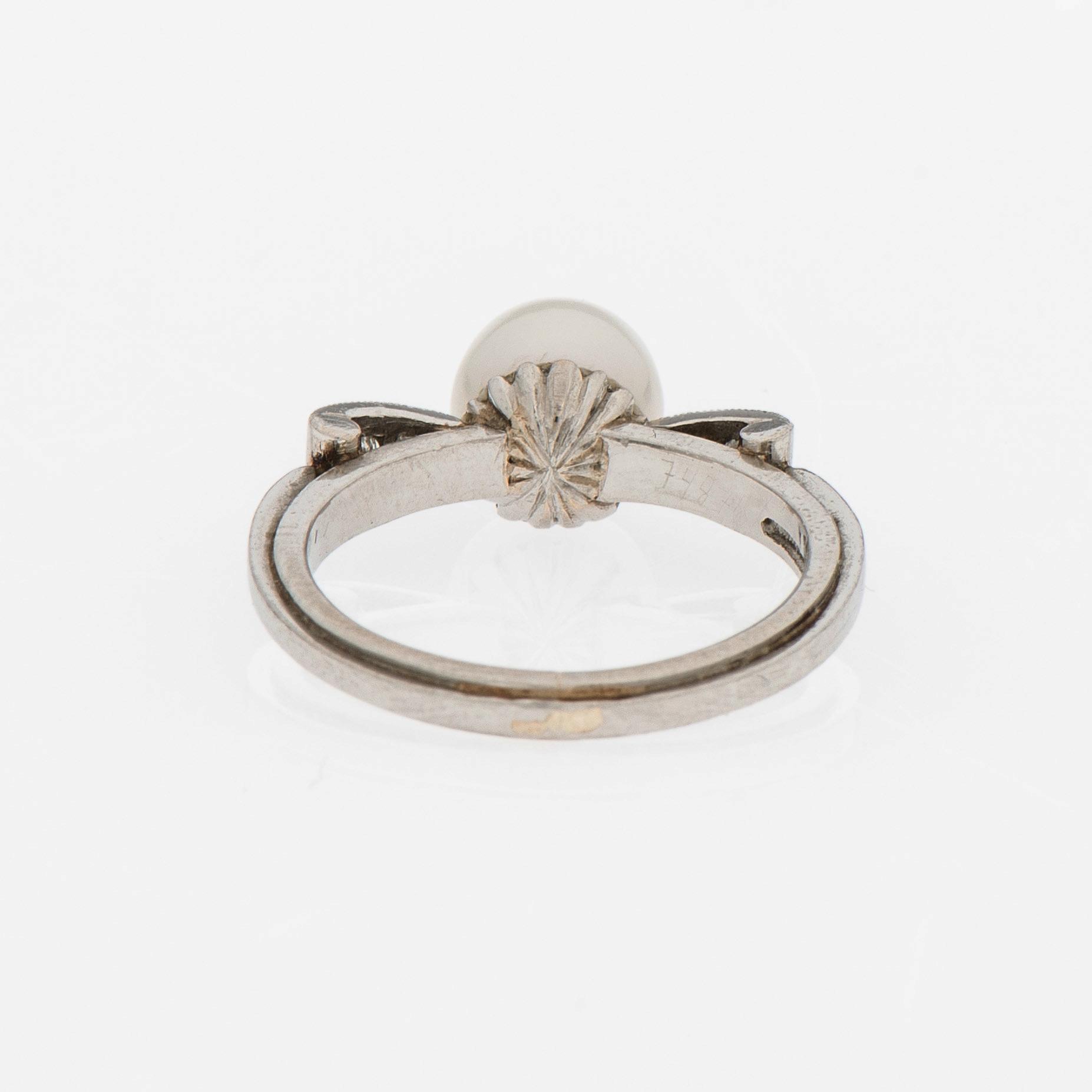 RING, odlad pärla, briljantslipade diamanter, platina. A. Tillander.