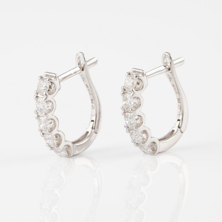 Creole earrings in 18K white gold with brilliant-cut diamonds.