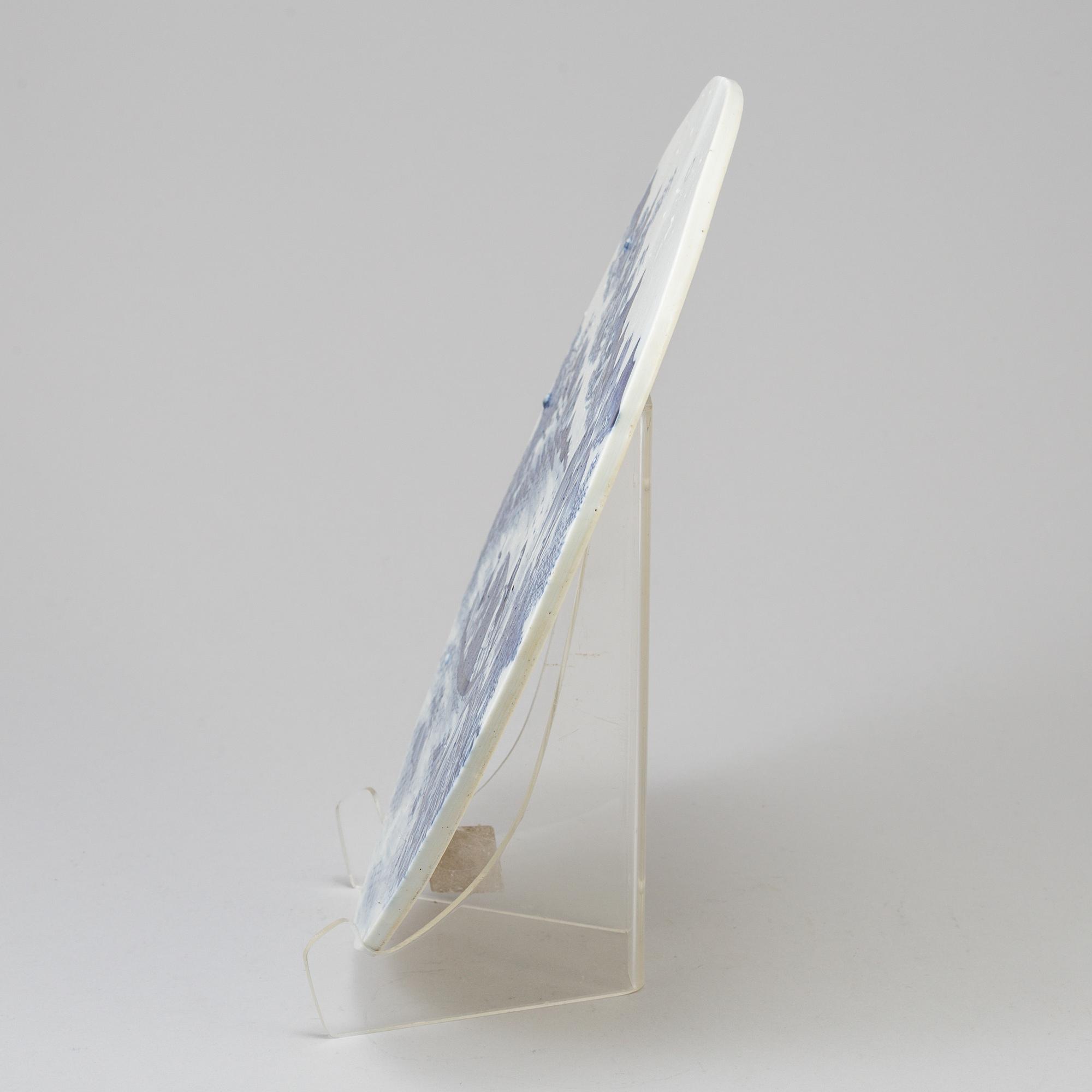 A round Chinese blue and white porcelain plaque, Qing dynasty, Guangxu (1862-1874).