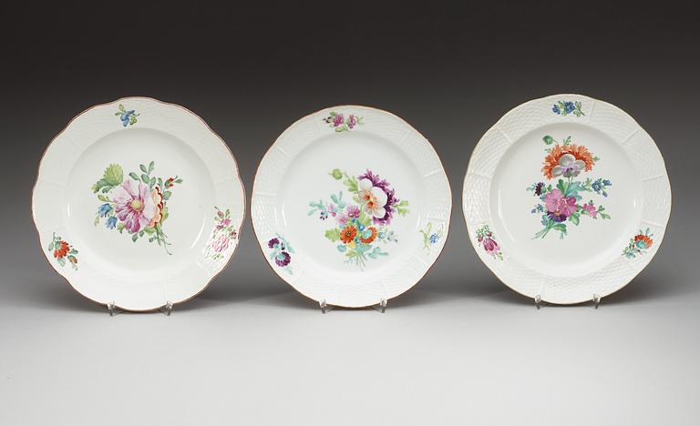 A matched set of eight Russian dinner plates, Imperial porcelianmanufactory, St Petersburg, 18th Century.