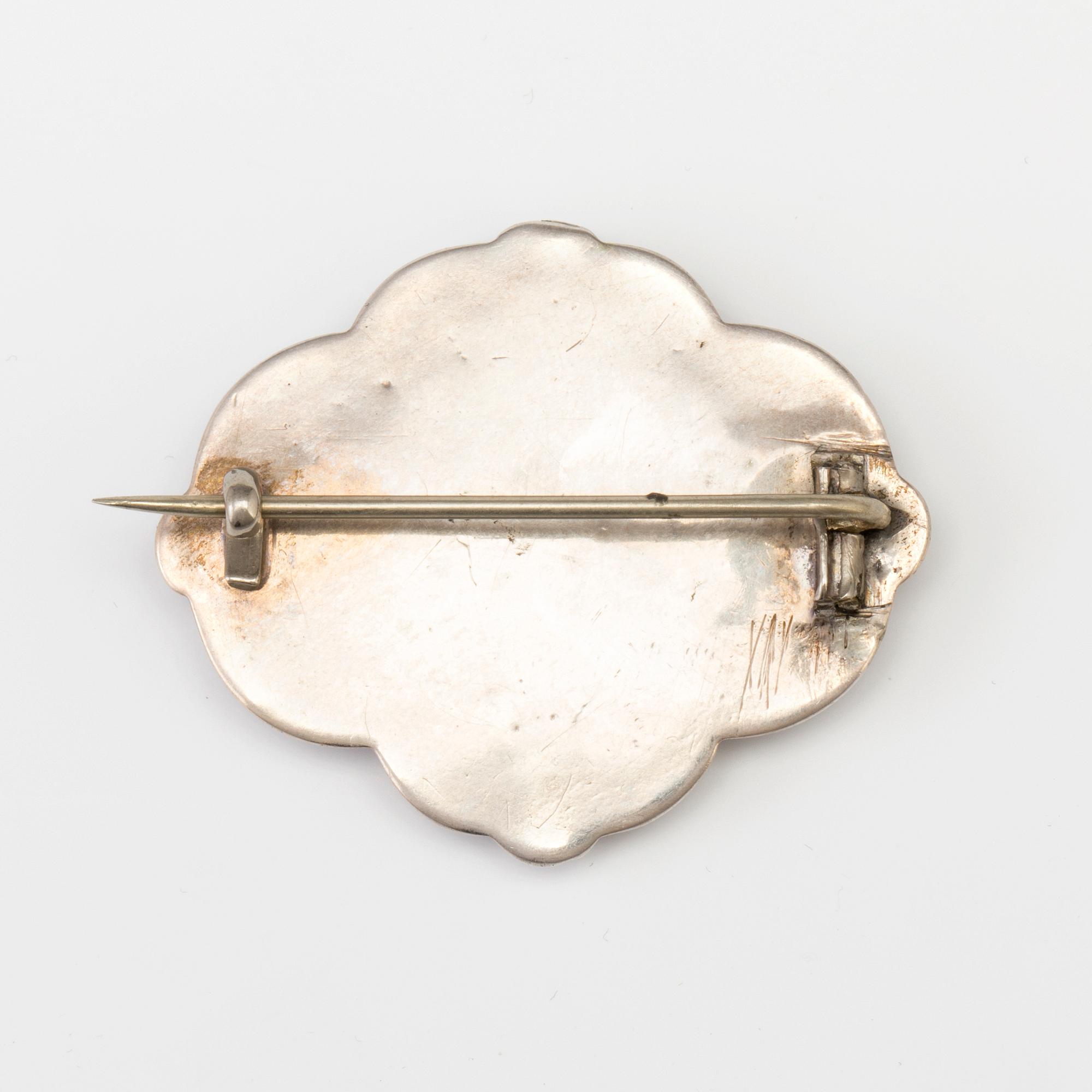 A BROOCH set with agate.