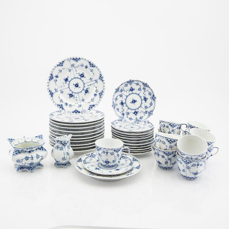 Service 26 pcs "Musselmalet" hel and halv blonde Royal Copenhagen Denmark porcelain.
