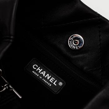 CHANEL, a quilted black leather shoulder bag.