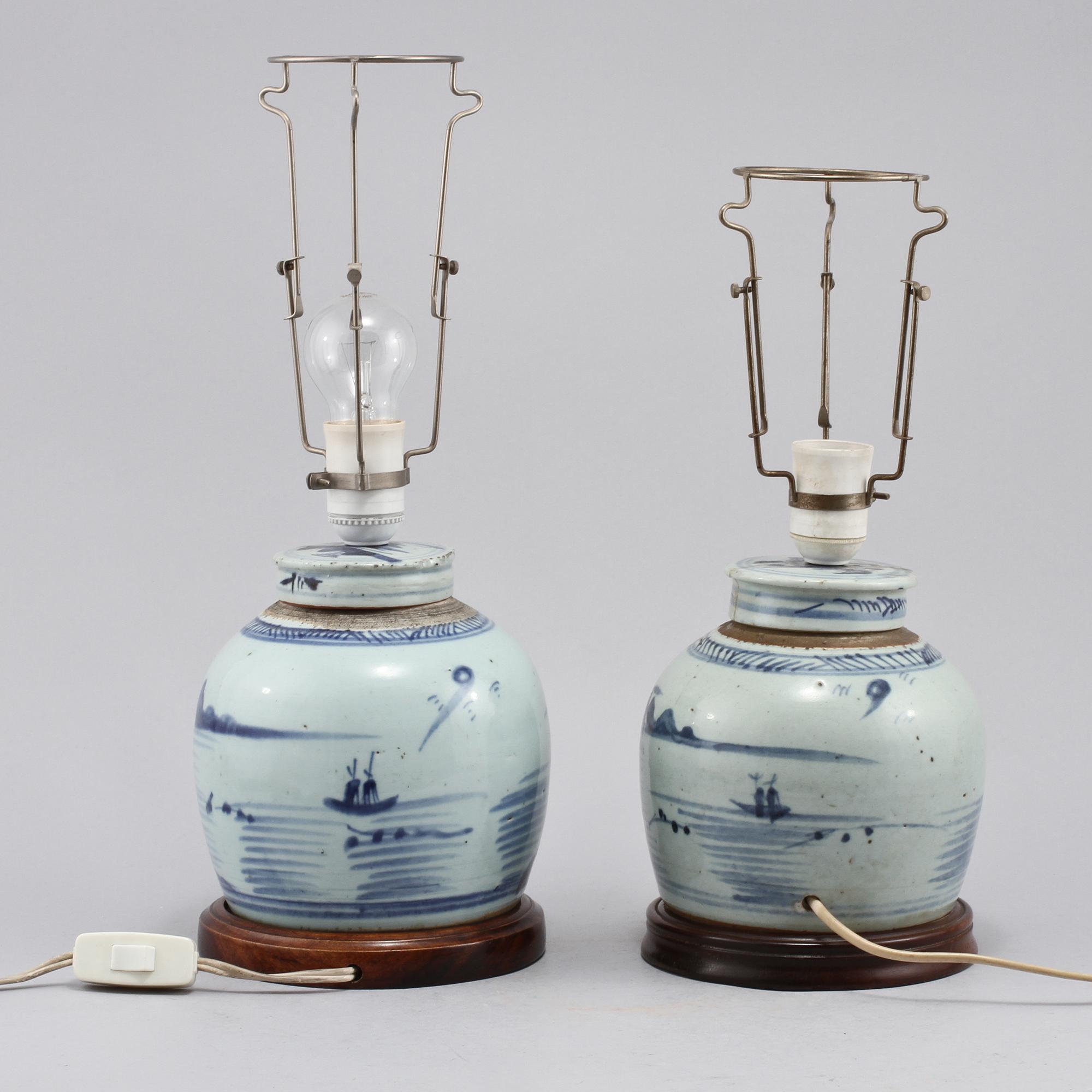 BORDSLAMPOR, 2 st snarlika, porslin, Kina, 1800-tal.