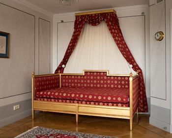 A gustavian style bed.