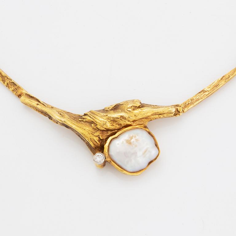 Collier, guld med pärla och briljantslipad diamant.