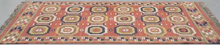 Märta Måås-Fjetterström, matta, "Röda åttan", rölakan, ca 255-257 x 149-150,5 cm, signerad AB MMF.