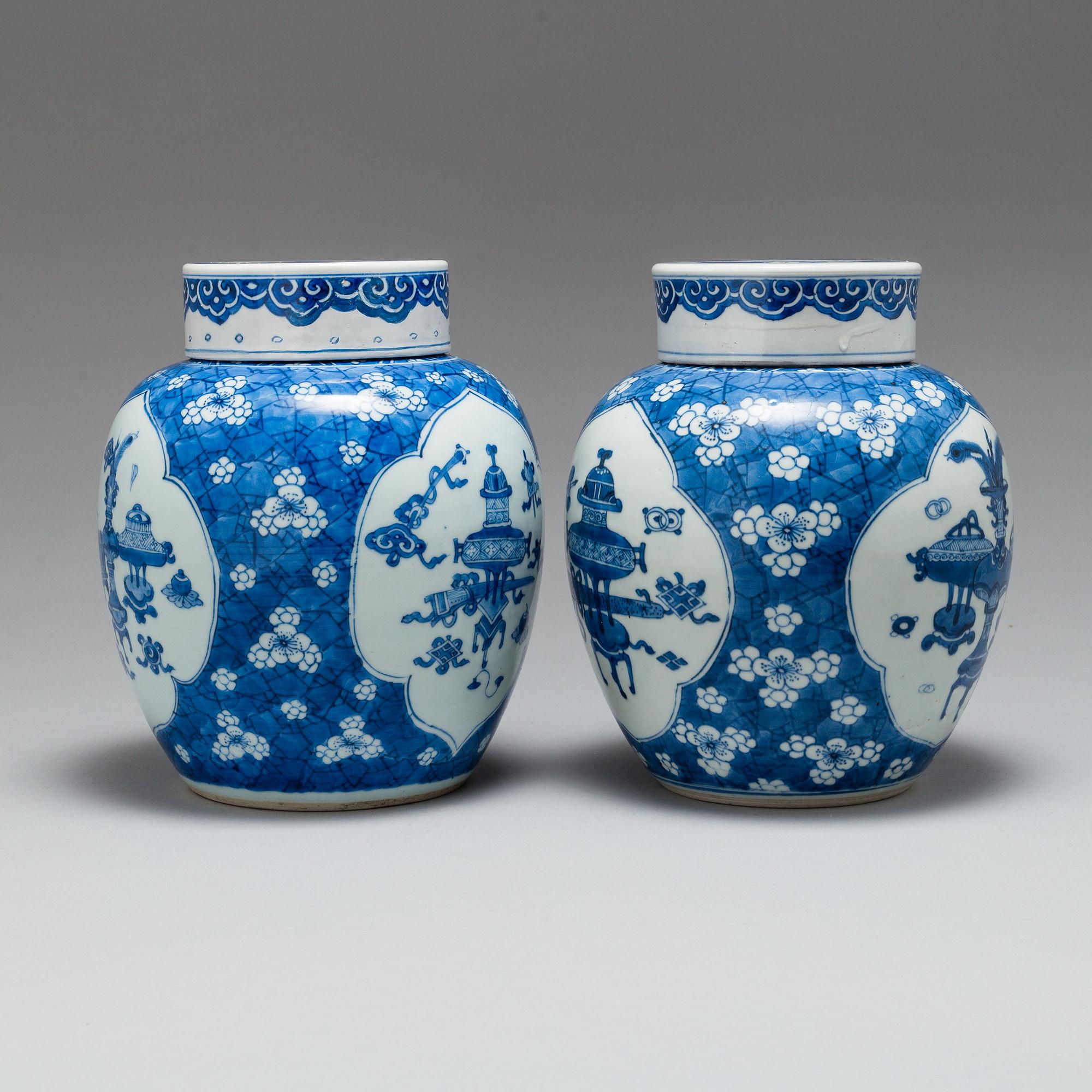 BOJANER med LOCK, två stycken, porslin. Qingdynastin, Kangxi (1662-1722).