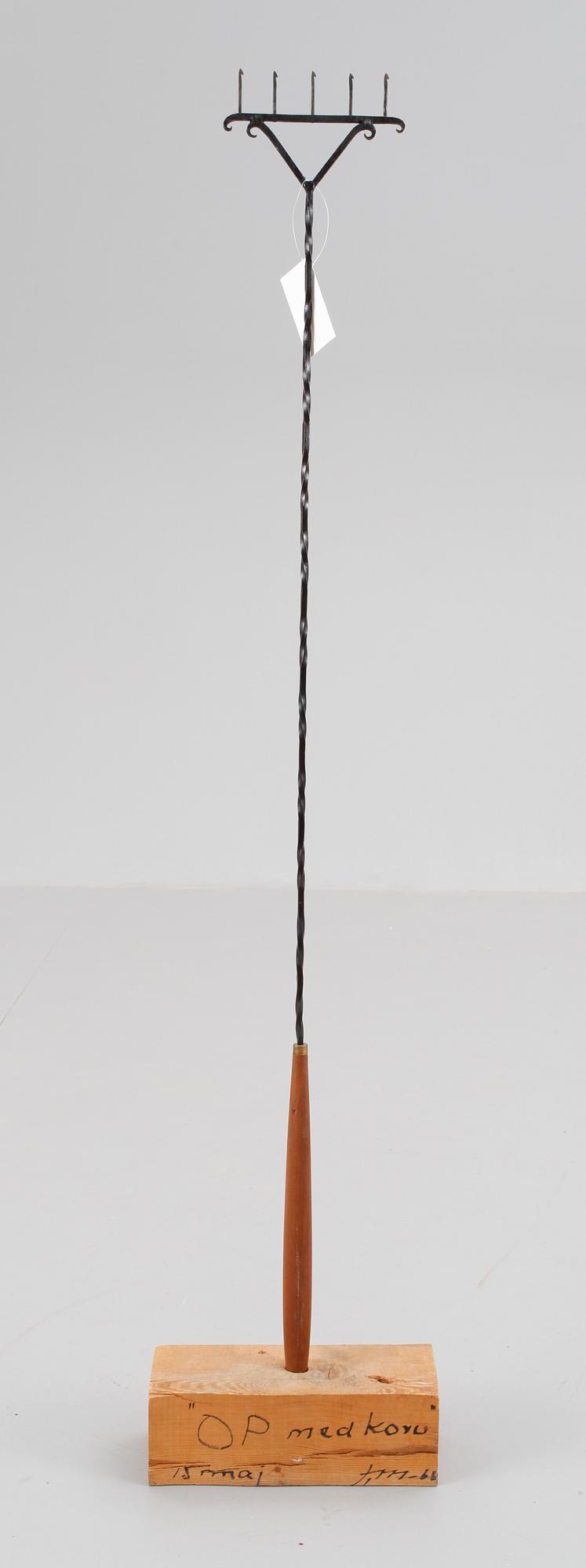 JOHNNY MATTSSON, grillpinne/skulptur, sign o dat 15 maj 1966.