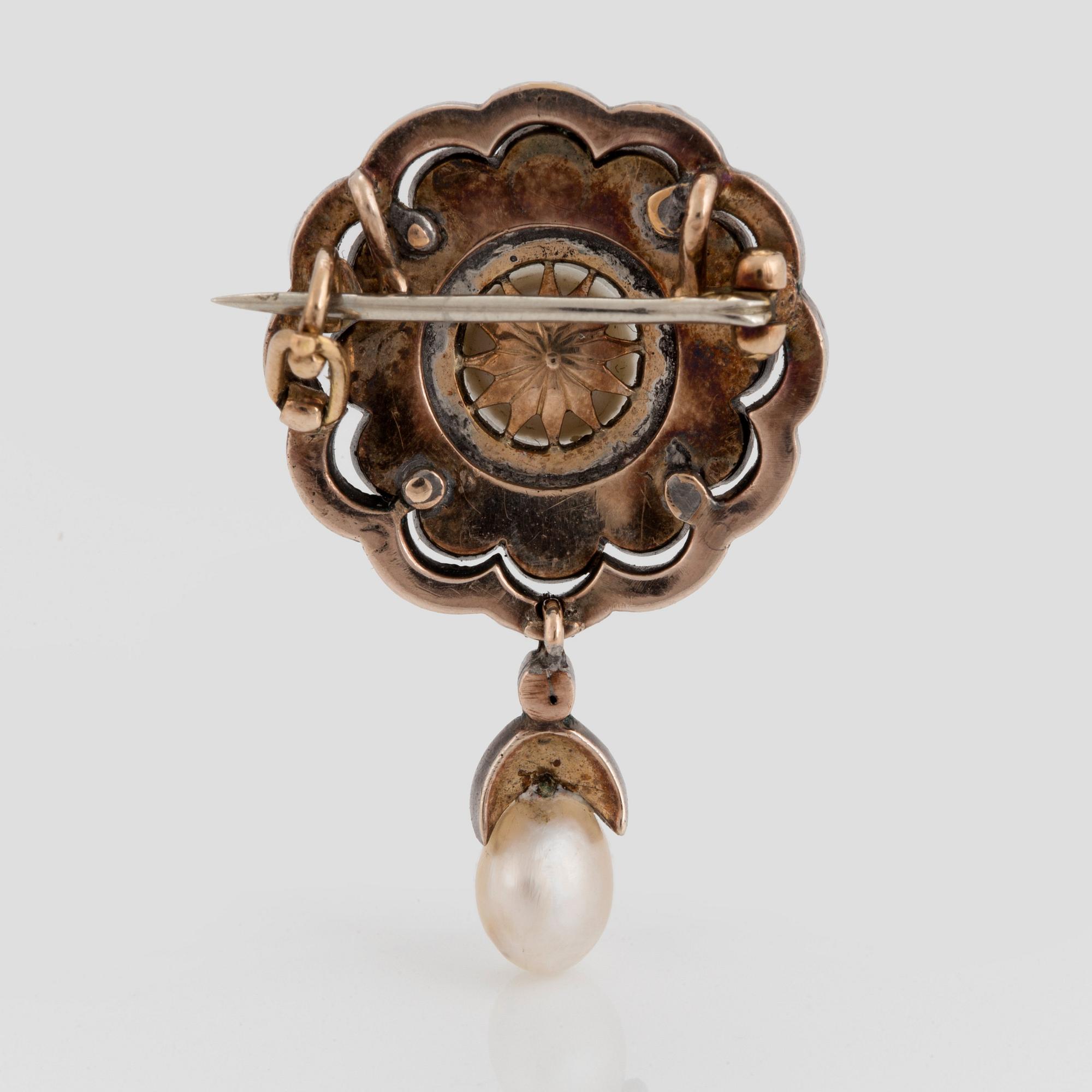 Brosch/hänge med en boutonformad pärla och en droppformad pärla samt rosenslipade diamanter.