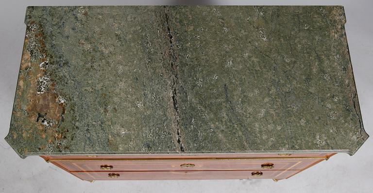 BYRÅ, gustaviansk stil, etikettmärkt Lindells Möbel AB, Linköping, 1900-talets andra hälft.