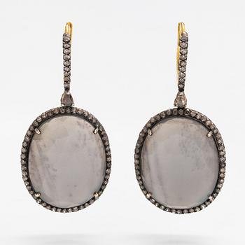 A pair of 18K gold and silver earrings with moonstones and diamonds ca. 1.68 ct in total.