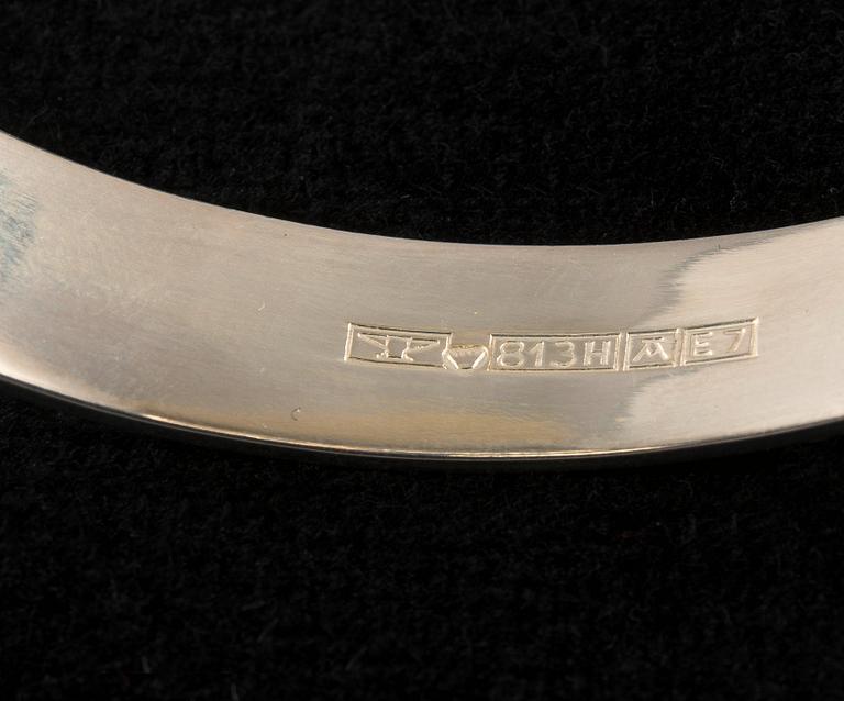 Elis Kauppi, ARMRING, silver med kalcedon, Kupittaan Kulta 1958. Vikt 27 g.