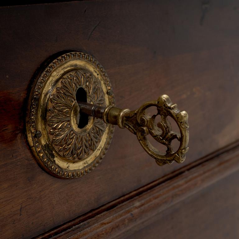 A Franch Directoire mahogany and marble commode, late 18th century.