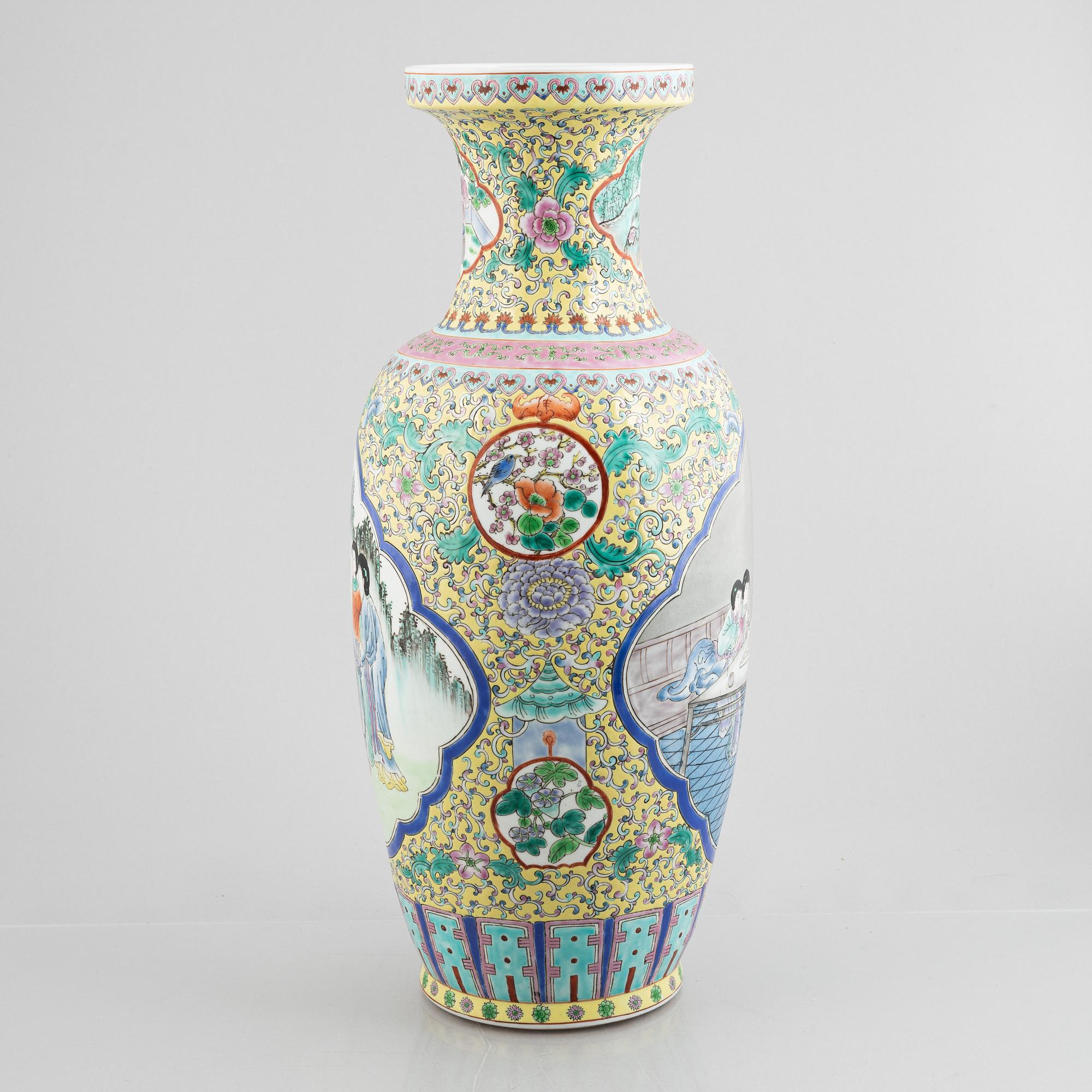 A Chinese porcelain vase, second half of te 20th century.