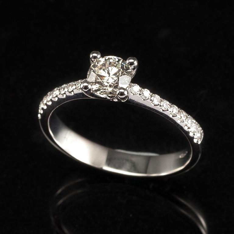 RING, 18K vitguld, diamanter tot. 0,75 ct. Vikt 3,0 g.