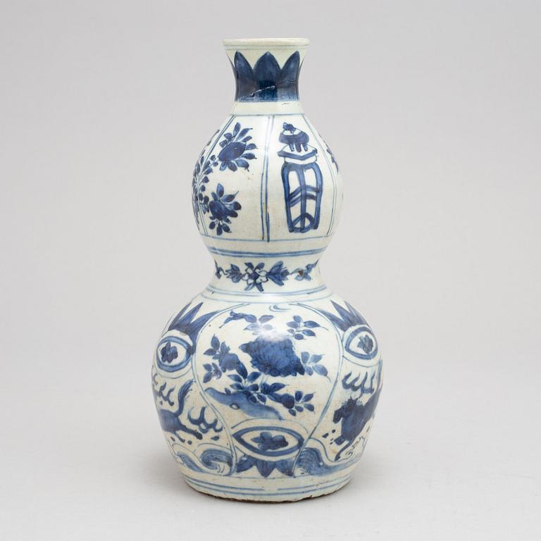 Vas, porslin. Mingdynastin (1368-1644).