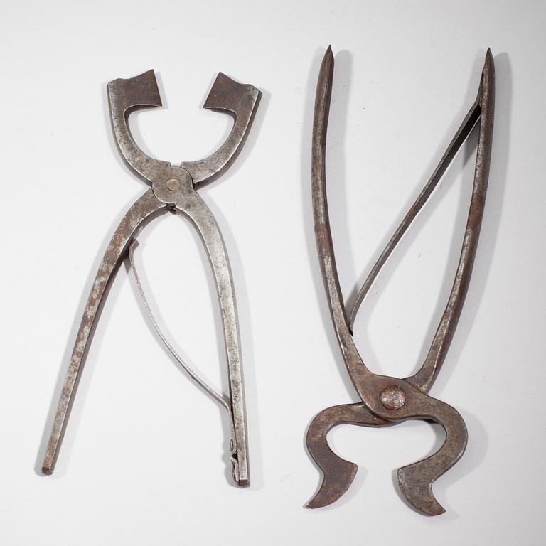 NYCKLAR, 2 st, samt SOCKERTÄNGER, 2 st, 1700/1800-tal.