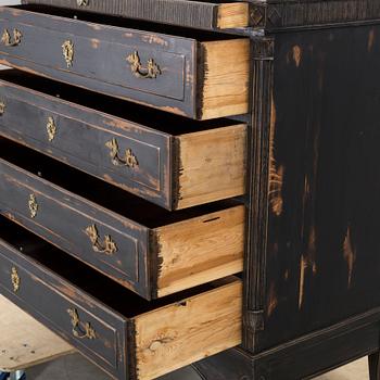 A 18TH CENTURY OAK CHEST OF DRAWERS.