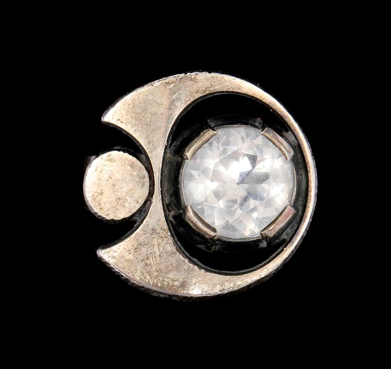 RING, sterlingsilver med fasettslipad bergkristall, Sten & Laine, Turku, Finland, 1976. Vikt 8 g.