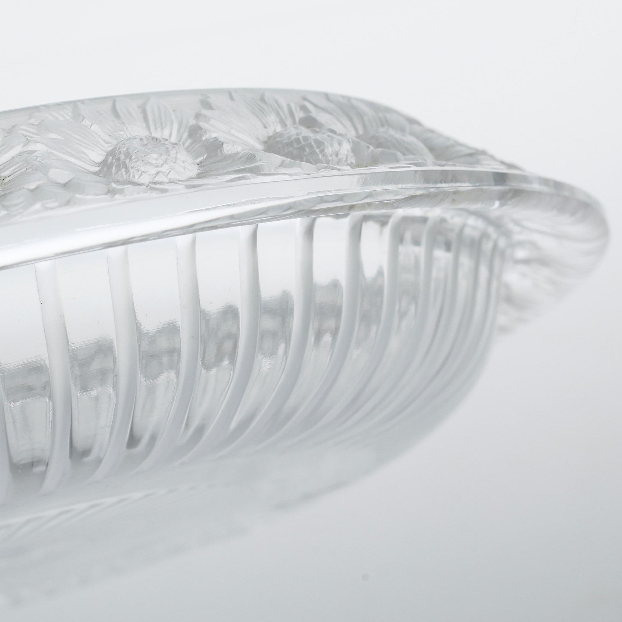 A french Lalique glass bowl from the latter half of the 20th century.