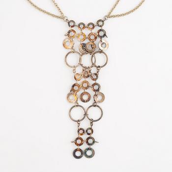 Siv Lagerström, collier och ett par örhängen i vit metall.