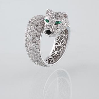 RING, 18K vitguld med 262 briljantslipade diamanter 4.84 ct. 2 smaragder 0.13 ct samt 1 agat 0.05 ct. Vikt 12,2 gram.
