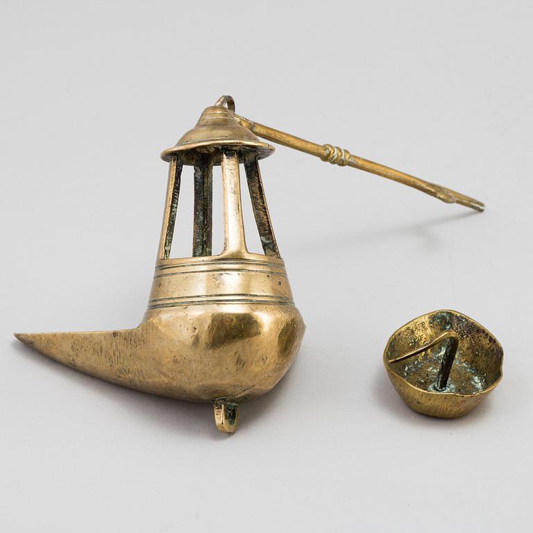 AN 18TH CENTURY BRONZE OIL LAMP.