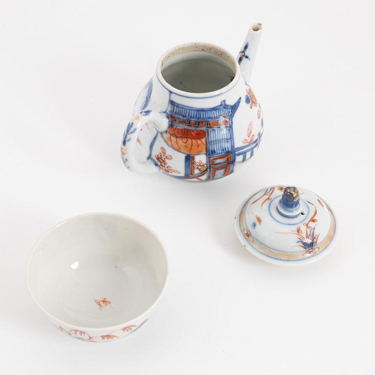 An imari teapot with cover and an imari cup, Qing dynasty, Kangxi (1662-1722) and Qiangling (1736-95).