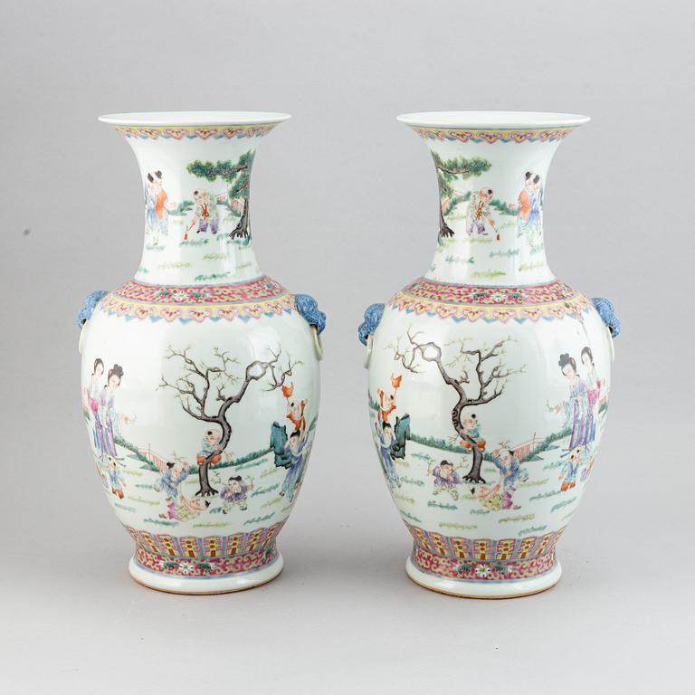 A pair of Chinese vases, second half of the 20th Century.