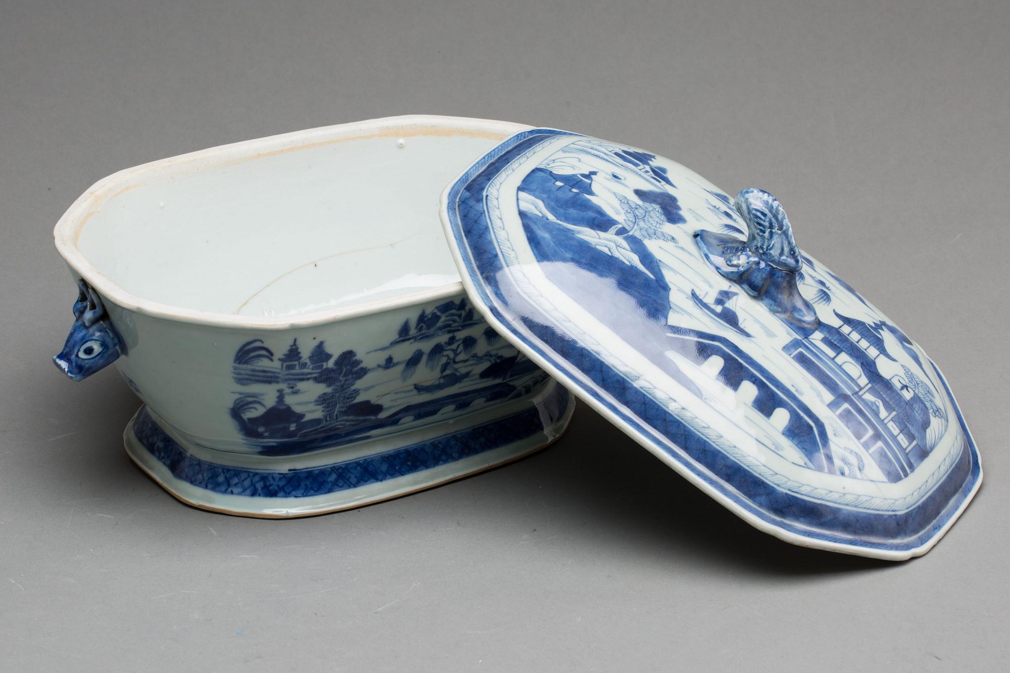 A BLUE AND WHITE TUREEN AND A BLUE AND WHITE SERVING DISH, CHINA, 18th/19th CENTURY.