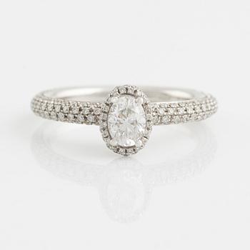 Ring med ovalslipad diamant ca 0,47 ct och briljantslipade diamanter.