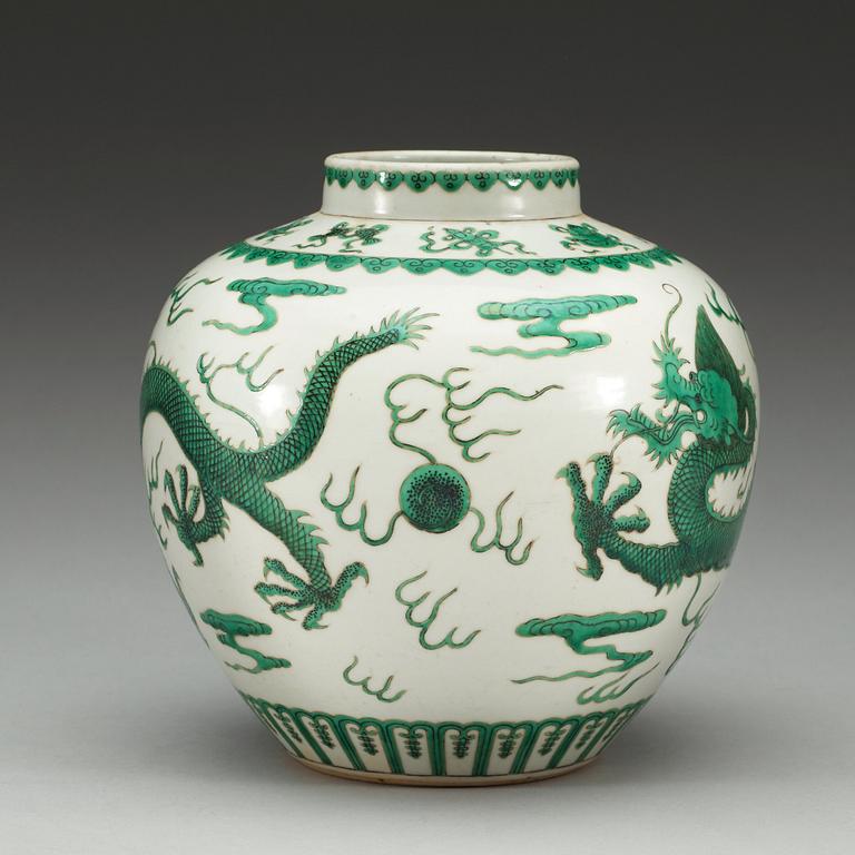 A green glazed jar, late Qing dynasty with Daoguangs seal mark.