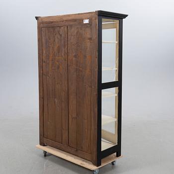 Vitrinskåp, 1900-tal.