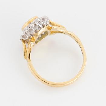 RING med smaragd och briljantslipade diamanter.