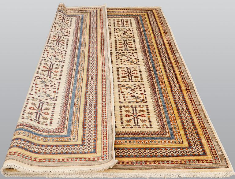 A carpet, Ziegler Design, approx. 253 x 172 cm.