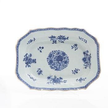 A porcelain tureen stand, China, Qing dynasty, Qianlong (1736-95).