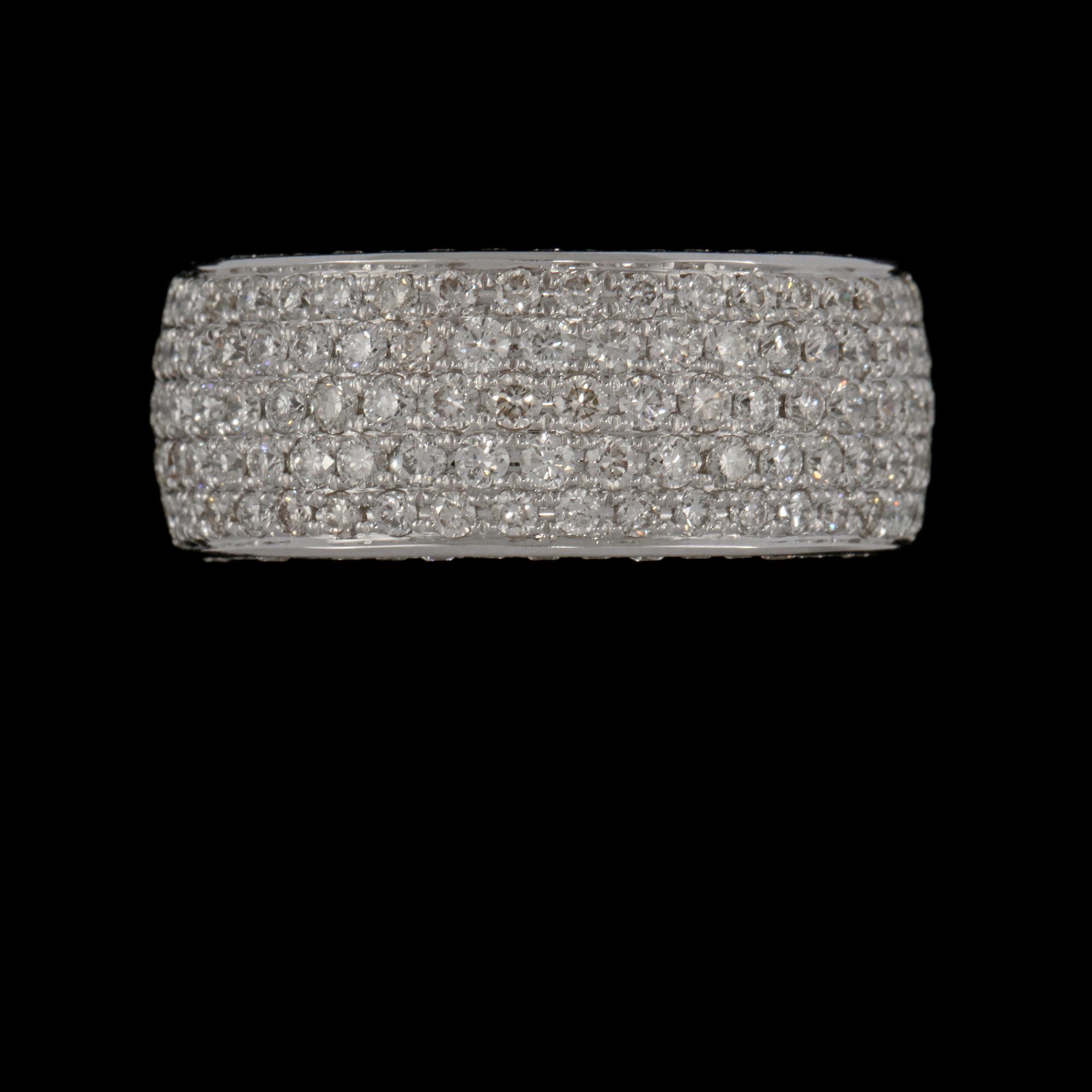 RING, 18k vitguld med 140 briljantslipade diamanter, totalt 1.86 ct. Vikt 10 g.