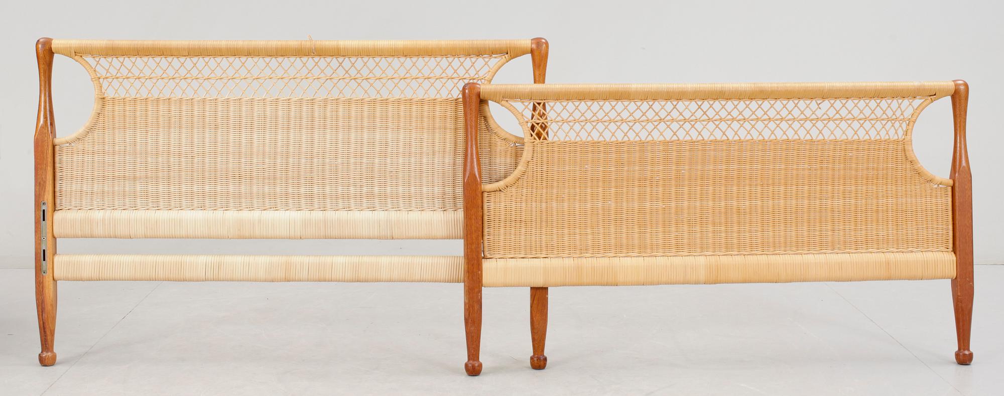 SÄNGGAVLAR, ett par, modellnummer "960", Josef Frank, Svenskt Tenn, modellen formgiven år 1939.