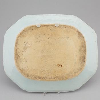 A large blue and white serving dish, Qing dynasty, Qianlong (1736-95).