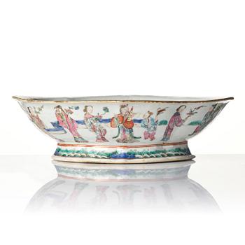 A group of three famille rose dishes, late Qing dynasty.