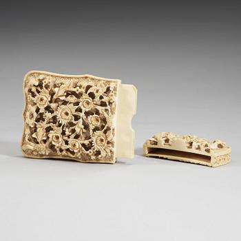 An ivory card holder, Qing dynasty, 19th Century.