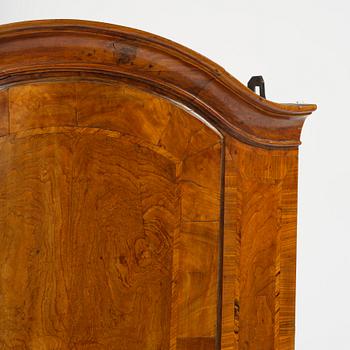 A Swedish late baroqu elm-veneered corner hanging cabinet. first part 18th century.