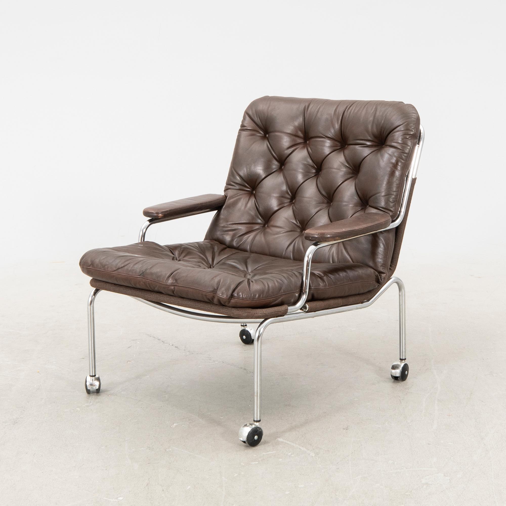 A 1970s leather easy chair.