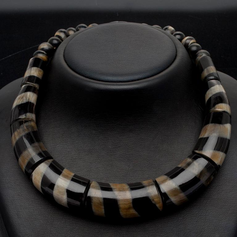 HALSBAND, buffelhorn. Nyproduktion.
