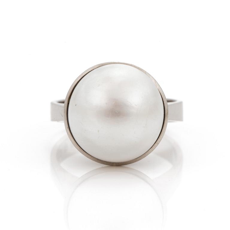 A cultured mabe pearl ring. Ø 14,5 mm.