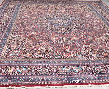 Matta antik Meshed, signerad Amoghli, ca 526,5 x 356 cm.